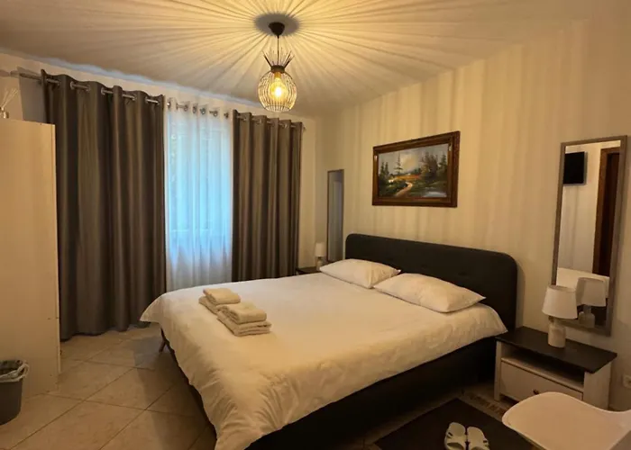 Xhelo's 3* Tirana